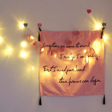 ONEDAY ✨現貨✨ 粉色棉質 流蘇掛布 少女英文餐布 掛旗 綿球掛飾 牆面裝飾 拍攝背景布 擺拍掛布 裝飾