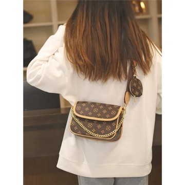 高級感小包包女士2025新款超火小眾設計質感今年流行百搭爆款斜挎