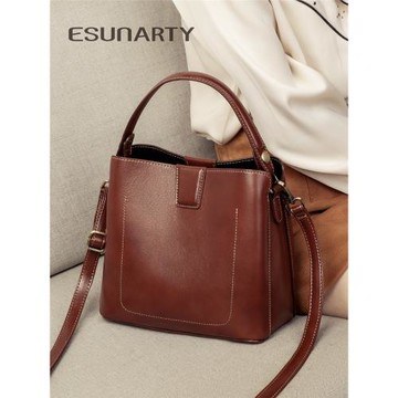 真皮水桶包包女士2025新款高級感手提包軟皮女休閑通勤寬帶斜挎包