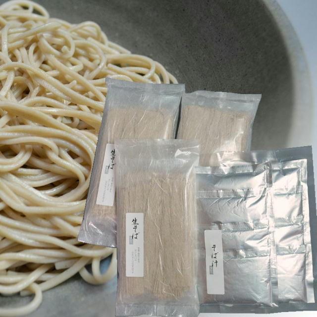 半生そば３本セット　そば（110g×2）×3そば汁（80cc×4）×2 地粉戸隠産そば粉、国内産小麦粉、瑞々しい味わいは生ならでは。常温で保存できます。