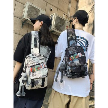 潮牌斜挎包男ins日系學生背包運動小背包新款男士胸包休閑單肩包