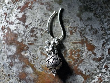 渾圓的舊阿富汗銀飾與飽滿的印度銀鈴，印度銀耳骨夾