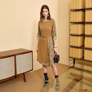 ILEY伊蕾 絲巾印花活片拼接不規則洋裝(咖；M-2L)
