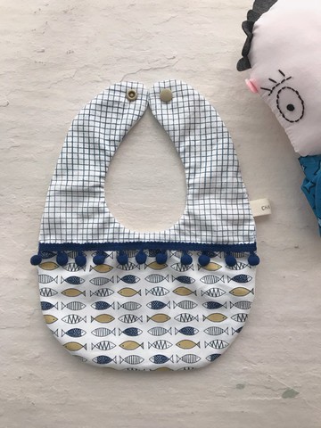 小格子裡的小魚條     手工純棉六層紗水滴圍兜口水巾