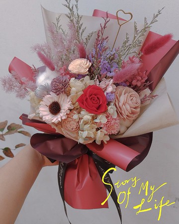 豆沙紅康乃馨永生玫瑰花束