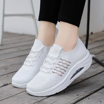 一腳蹬舞蹈鞋女夏季透氣墊搖搖鞋白色鏤空網鞋健身跳舞廣場運動鞋