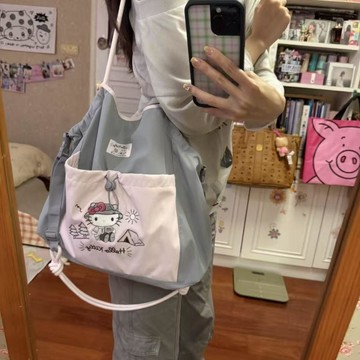 ✨臺灣出貨✨日系kitty露營包卡通可愛摺疊抽繩大容量旅行包便攜女出行健身包