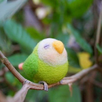 一隻有想法的鳥 - 羊毛氈綠色鸚鵡 擺飾背包別針鑰匙鏈聖誕禮物挂