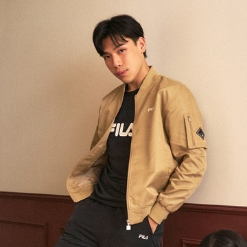 FILA 男防潑水平織飛行外套-卡其 1JKZ-5733-KK