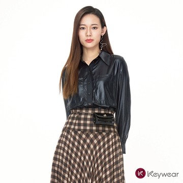 【KeyWear 奇威名品】仿皮光澤長袖襯衫 黑色