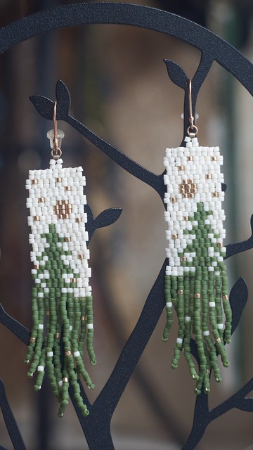 手工薄荷色和白色 Miyuki 串珠耳環 – 花卉圖案 銀鉤