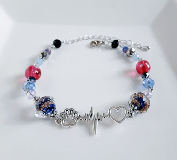 可愛的貓掌、心電圖與愛心墜飾，搭配蜻蜓珠與玻璃珠的藍粉配色手鍊，尺寸可調，適合做為生日禮物。