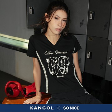 【追加到貨】SO NICE X KANGOL聯名 芭蕾運動風V領字母印花重磅修身涼感上衣