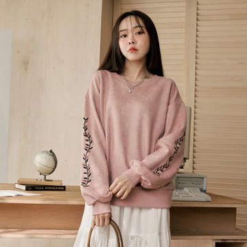 OB嚴選中大尺碼-素色麂皮葉子刺繡寬鬆大學T《AB11351》