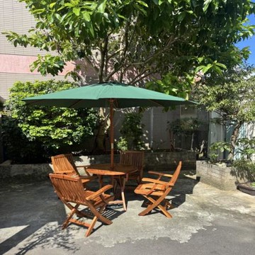 80公分圓桌＋柚木扶手摺疊椅4入＋9尺木柄遮陽傘＋專用傘座