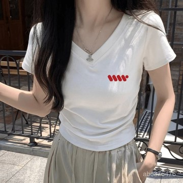 免運 酒紅斜杠 小標印花T 纯色上衣 V领 修身 收腰褶皱 設計感 小眾 夏季新款 正肩 短袖T恤女 小個子 時尚