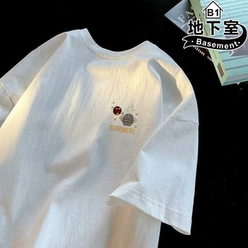 地下室B1-男生短t恤 潮牌美式星球短袖上衣 寬鬆 男生衣服 五分袖 大尺碼8XL【NL625021】