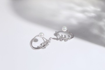 桂冠葉與晨露。珍珠耳環