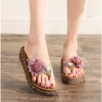 新款人字拖鞋女夏季防滑厚底中跟夾腳厚底涼拖花朵海邊度假沙灘鞋