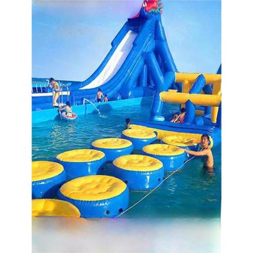 大型水上樂園設備兒童充氣水上城堡滑梯闖關戶外移動支架水池廠家