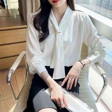 La Belleza素色V領別針領巾肩打摺造型絲棉不易皺滑料襯衫