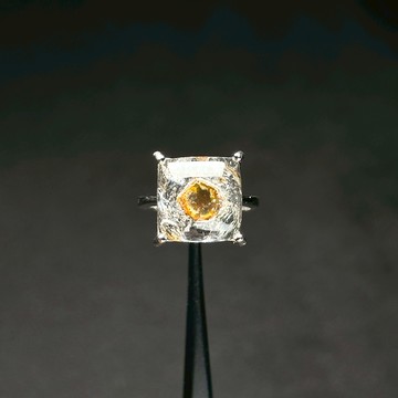 白水晶內包雲母戒指｜白水晶 雲母共生 純銀包框 方形 蛋面 天然水晶戒指 活圍 S25AV01-009