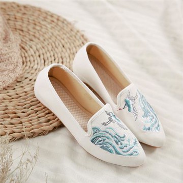 2025年老北京中國風帆布繡花布鞋女單鞋尖頭低跟輕便散步日常百搭