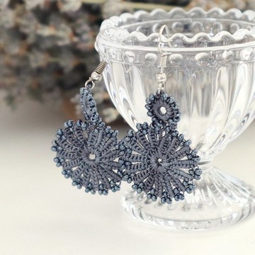 耳針和花邊穿孔芋頭灰