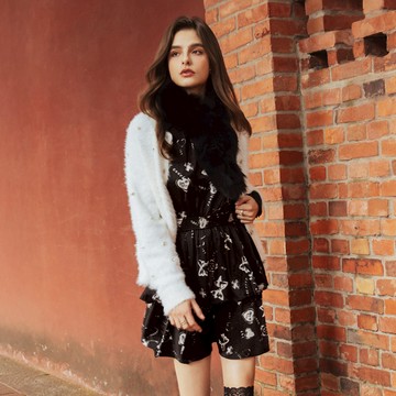 SO NICE 小香風立領童趣印花收腰緞面蛋糕短洋裝