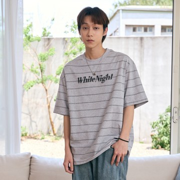 LAKING_簡約模糊字樣橫條短T