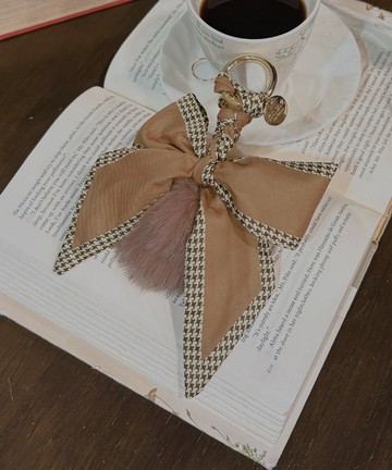 絲巾蝴蝶結狐毛球圓牌吊飾-暖陽可可-小美好系列(BC96494-69)