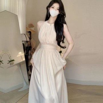 法式名媛氣質無袖掛脖連衣裙女2026新款夏裝收腰顯瘦A字中長裙子