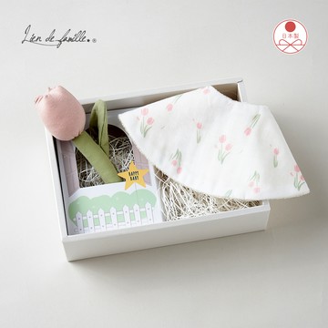 【Lien de famille】經典圍兜手搖鈴安撫禮品組｜日本製・職人手作・質感送禮｜有機棉 圍兜+手搖鈴安撫玩具｜新生 彌月 滿月 收涎 週歲 生日禮｜配件搭配 送禮首選 快速出貨 禮盒形式 日日