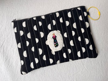 1000枚女子展-手刺繡手工衍縫拉鍊包-半圓