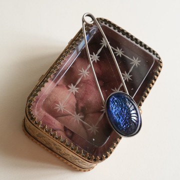 龍息寶石披肩針 午夜藍 胸針 捷克玻璃 寶藍色 典雅 安全別針 25x18mm 18x25mm