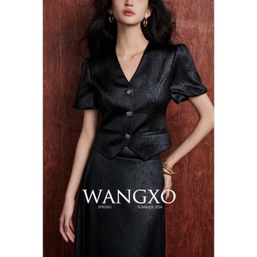 WANGXO｜豎條肌理感暗紋壓花面料｜V領泡泡袖上衣&A字長半裙套裝