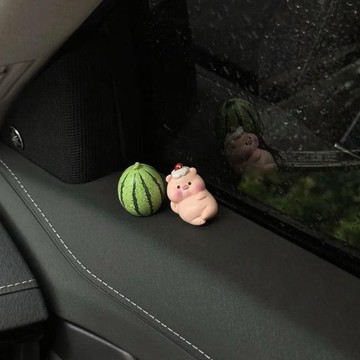 臺灣/🌸手辦 擺件 二次元 造景可愛小豬卡通治癒公仔迷你汽車擺件車載裝飾品裝飾內飾中控臺屏幕