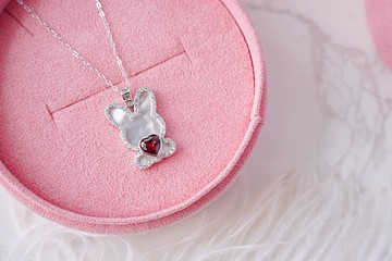 心形紅石榴生肖兔墜飾，純銀925項鍊