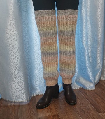 长针织马海毛紧身裤  靴子上有白色  蓝色和粉红色袖口