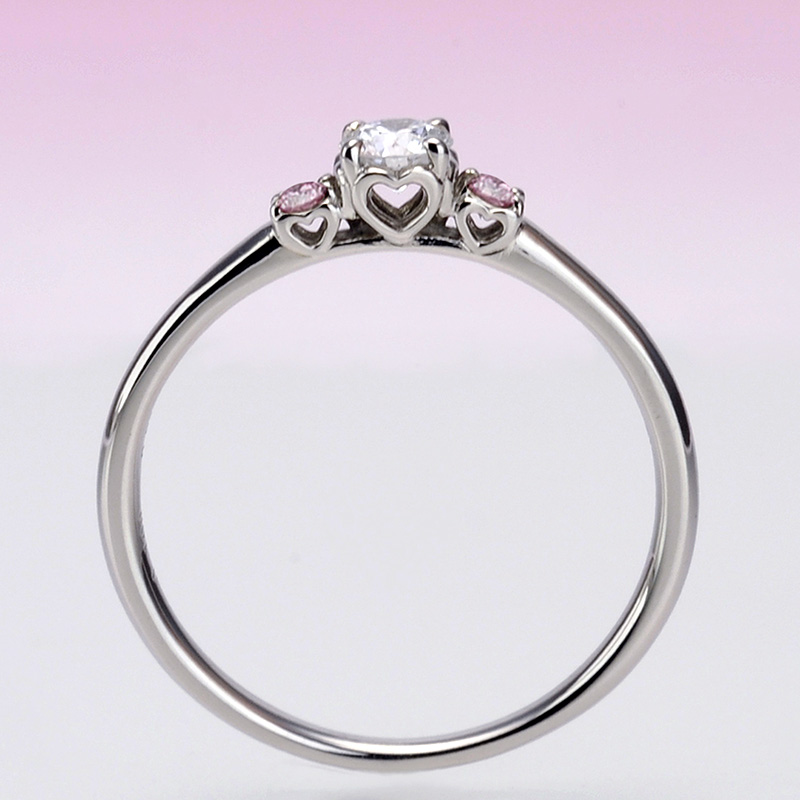 婚約指輪 両脇にピンクサファイア、ハートの透かし模様がかわいい 