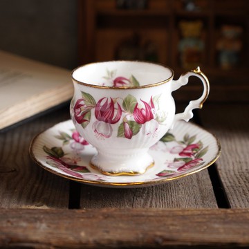 1960's英國Elizabethan吊鐘花手工描金細骨瓷咖啡杯/茶杯組