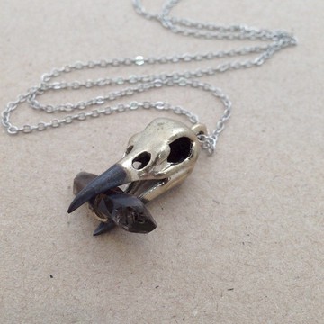 銅烏鴉頭骨，帶煙石和氧化古色