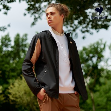 【LE COQ SPORTIF 法國公雞】男款黑色休閒經典防風外套LWU61361