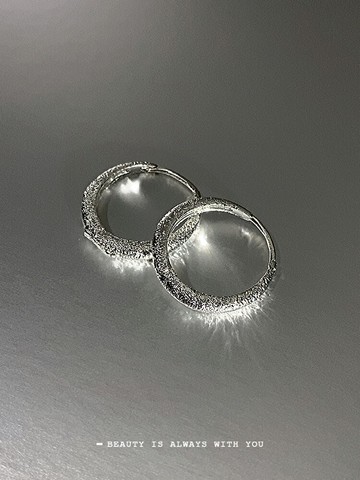 yyds銀色冷淡風閃砂耳環2022年新款潮通勤百搭耳扣耳釘秋冬耳飾女