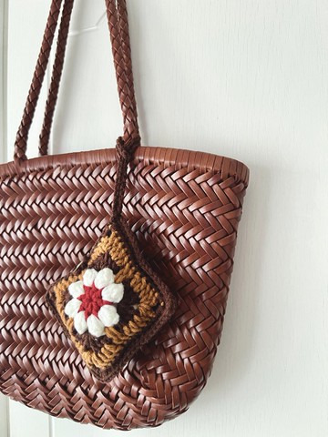 午夜的森林。編織花朵耳機包。紅色拼咖啡色