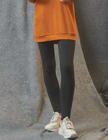 ★【喜芝梅】親膚天鵝圖案修身素色長褲(兩色；M-3L) 223010014