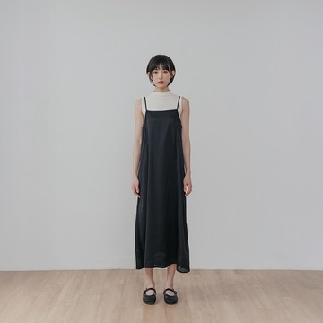 QUEENSHOP_V 女裝 簡約光澤感條紋細肩長洋裝-黑 現+預 【01087315】