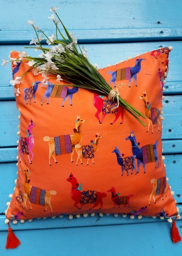 異國風情超可愛鮮艷橘色國外羊駝圖案米白小毛球流吊蘇靠枕抱枕
