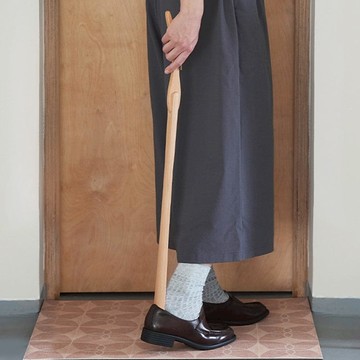 免彎腰可掛式鴨嘴型握柄櫸木鞋拔(穿鞋輔助器) 單一規格