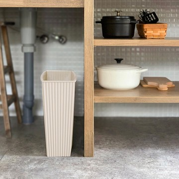 《八幡化成》簡約波紋垃圾桶-象牙白6L-- 回收桶 廚餘桶